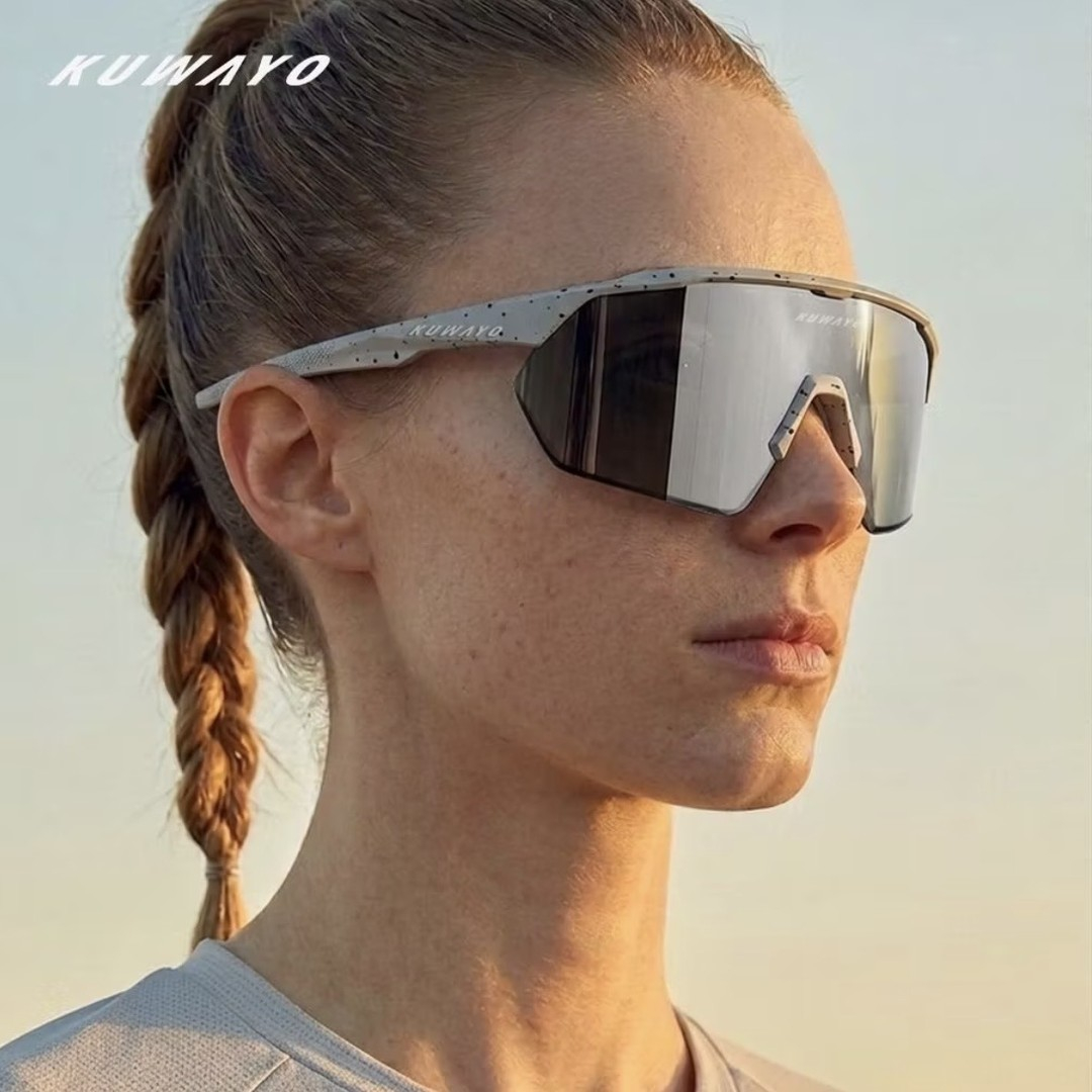 Athlète portant les lunettes Kuwayo au coucher du soleil